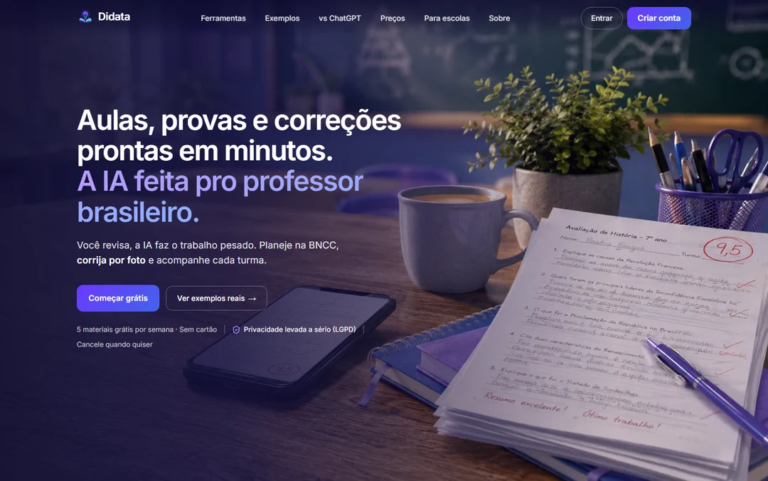 Página do Didata: chamada sobre aulas, provas e correções prontas em minutos, com prova corrigida à mão sobre a mesa